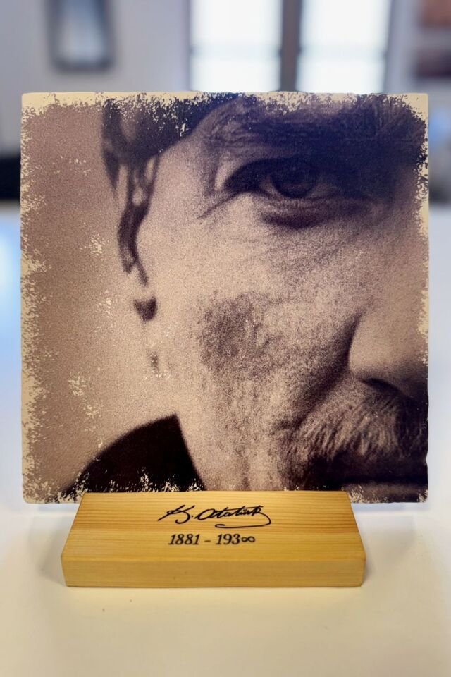 Masif Ahşap Stand & Doğal Taştan Atatürk Portresi - 002
