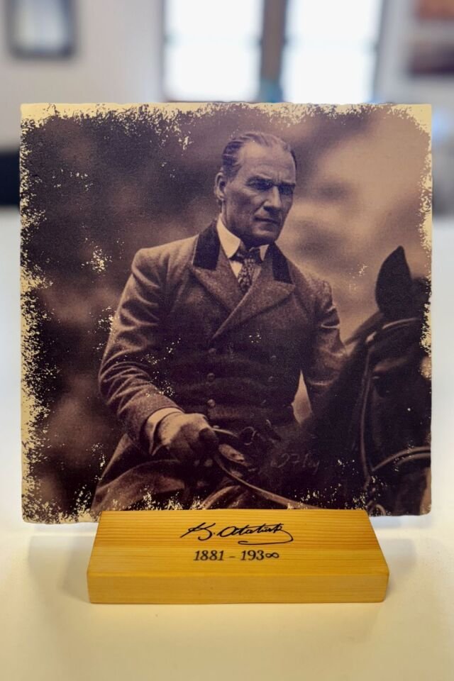 Masif Ahşap Stand & Doğal Taştan Atatürk Portresi - 004