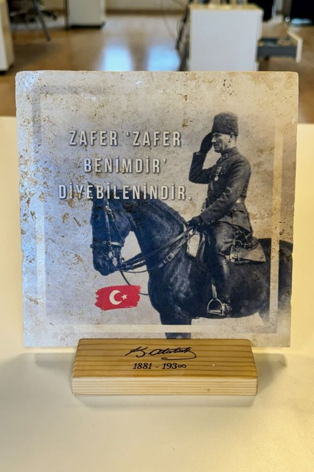 Masif Ahşap Stand & Traverten Taşından Atatürk Portresi | Çift Kullanım Stand & Duvar - 009