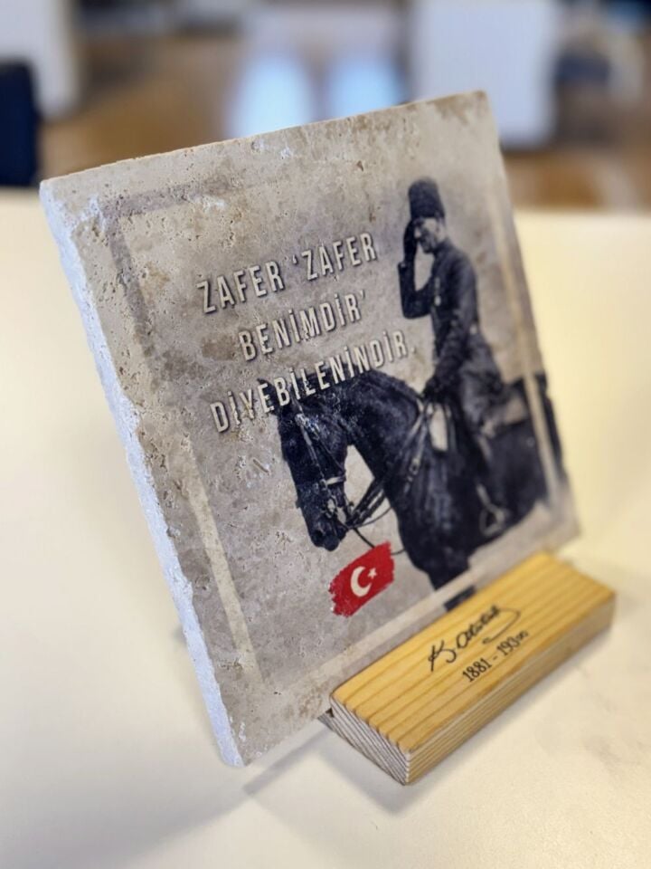 Masif Ahşap Stand & Traverten Taşından Atatürk Portresi | Çift Kullanım Stand & Duvar - 009