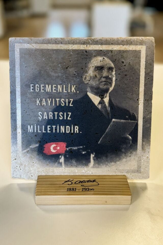 Masif Ahşap Stand & Traverten Taşından Atatürk Portresi | Çift Kullanım Stand & Duvar - 010