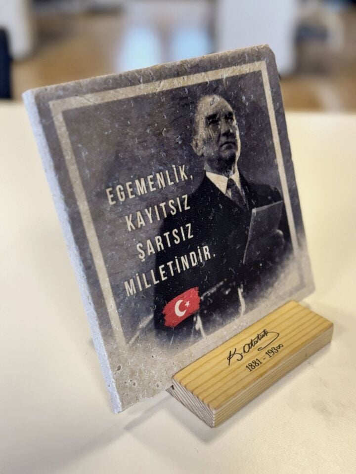 Masif Ahşap Stand & Traverten Taşından Atatürk Portresi | Çift Kullanım Stand & Duvar - 010