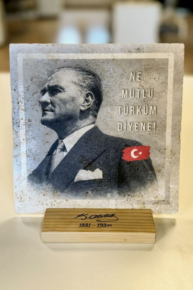 Masif Ahşap Stand & Traverten Taşından Atatürk Portresi | Çift Kullanım Stand & Duvar - 011