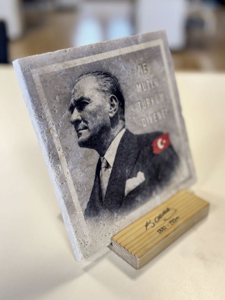 Masif Ahşap Stand & Traverten Taşından Atatürk Portresi | Çift Kullanım Stand & Duvar - 011