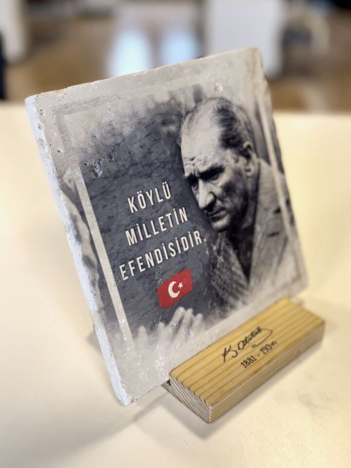 Masif Ahşap Stand & Traverten Taşından Atatürk Portresi | Çift Kullanım Stand & Duvar - 012